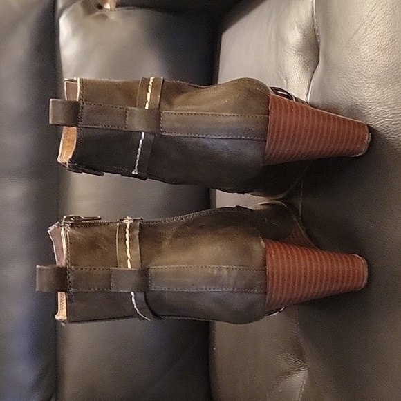 Women's booties size 8.5. - Picture 3 of 8